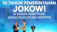 Jokowi dinobatkan sebagai Bapak Konstruksi Indonesia di Menara Bank Mega, Jakarta, Rabu (31/7/2024). Hal ini berdasarkan pada kontribusi pembangunan selama 1 dekade.