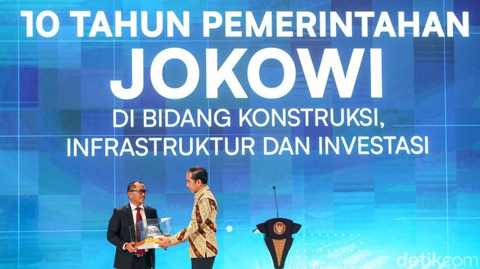 Momen Jokowi Dinobatkan Jadi Bapak Konstruksi Indonesia Gabungan Pengusaha Konstruksi Indonesia menobatkan Presiden Joko Widodo menjadi Bapak Konstruksi Indonesia. Penobatan dilakukan di di Menara Bank Mega, Jakarta, Rabu (31/7/2024).