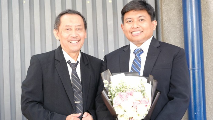 Muhammad Taufiqi bersama dosen pembimbingnya Prof Drs Agus Purwanto