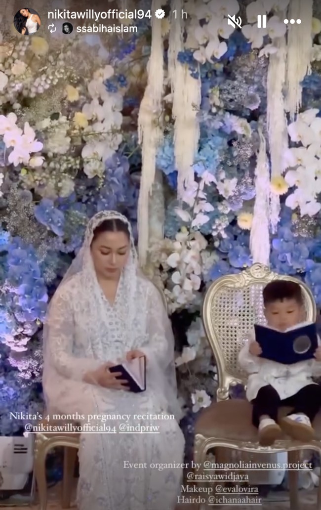 Terlihat Issa yang serius mengikuti acara pengajian tersebut. Duduk sendiri di bangku sebelah sang bunda, Issa asyik membaca buku doa acara tasyakuran tersebut. Foto: Instagram/@nikitawillyofficial94
