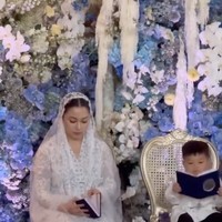 Terlihat Issa yang serius mengikuti acara pengajian tersebut. Duduk sendiri di bangku sebelah sang bunda, Issa asyik membaca buku doa acara tasyakuran tersebut. Foto: Instagram/@nikitawillyofficial94