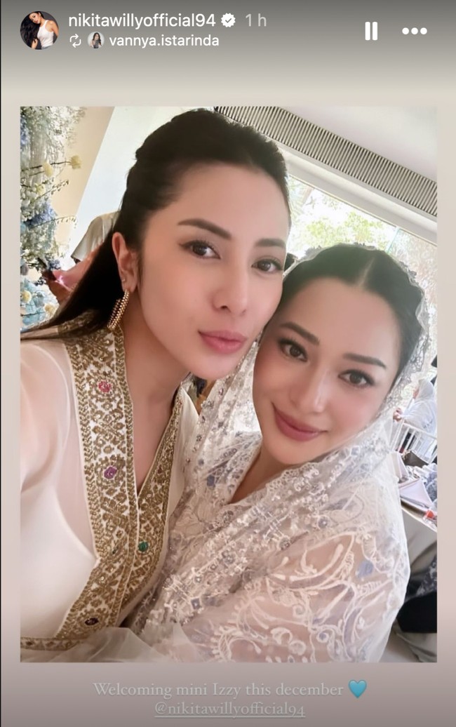 Acara tersebut tampak dihadiri sejumlah rekan dan keluarga Nikita dan Indra. Diperkirakan Nikita akan melahirkan anak keduanya pada bulan Desember tahun ini. Foto: Instagram/@nikitawillyofficial94