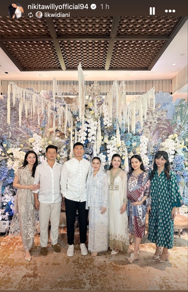 Dekorasi di acara tasyakuran 4 bulan kehamilan Nikita itu juga tampak cantik dengan dipenuhi bunga beraneka ragam yang didominasi warna biru muda. Foto: Instagram/@nikitawillyofficial94