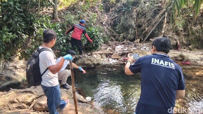 Olah TKP di lokasi bocah tenggelam di Sungai Cipabeulah, Kabupaten Subang.