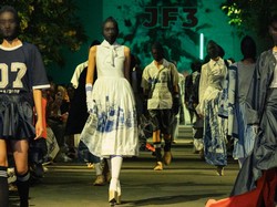 Streetwear dalam Keindahan Batik di Pasar Malam Lakon Indonesia