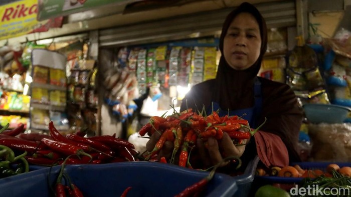 Pedagang cabai rawit di Pasar Kosambi