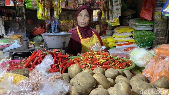 Pedagang di Pasar Pucang Anom dan Tambahrejo yang tidak berani menyimpan banyak stok cabai.