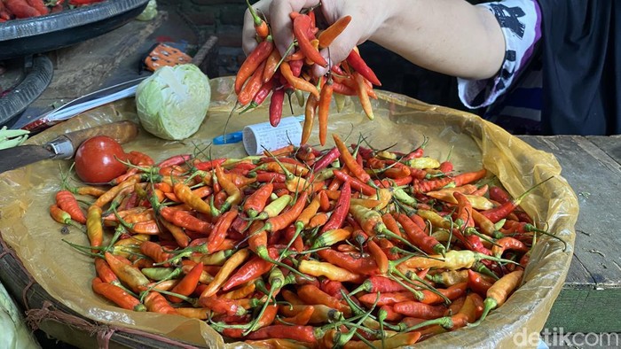 Pedagang di Pasar Pucang Anom dan Tambahrejo yang tidak berani menyimpan banyak stok cabai.