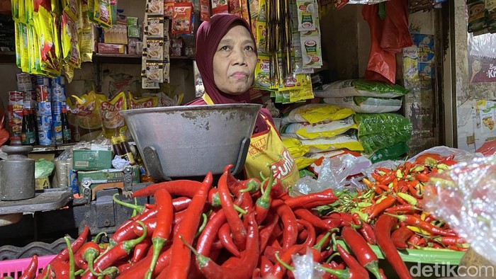 Pedagang di Pasar Pucang Anom dan Tambahrejo yang tidak berani menyimpan banyak stok cabai.