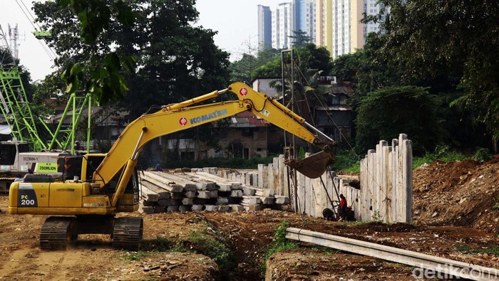 Pelebaran Sungai Ciliwung di Rawajati Sejumlah pekerja memasang dinding penahan dengan alat berat di kawasan proyek pelebaran sungai Ciliwung di Kelurahan Rawajati, Kecamatan Pancoran, Jakarta Selatan, Rabu (31/7/2024). Pemprov DKI Jakarta mulai memasang dinding penahan tanah (sheet pile) sepanjang 265 meter di sisi Sungai Ciliwung di kawasan tersebut untuk meminimalkan potensi banjir pada saat musim hujan. Proyek ini sempat tertahan beberapa tahun karena masalah pembebasan lahan yang digugat warga ke pengadilan.