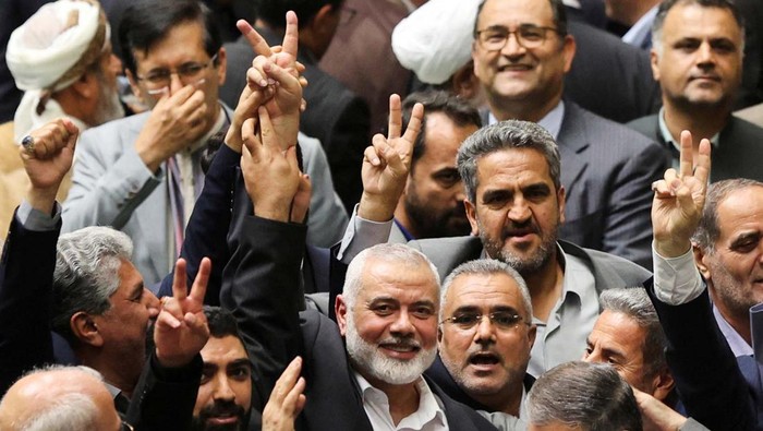 Pemimpin Hamas Ismail Haniyeh Tewas dalam Serangan di Iran Palestinian group Hamas' top leader Ismail Haniyeh attends Iran's new President, Masoud Pezeshkian's swearing-in ceremony at the parliament in Tehran, Iran, July 30, 2024. Majid Asgaripour/WANA (West Asia News Agency) via REUTERS ATTENTION EDITORS - THIS IMAGE WAS PROVIDED BY A THIRD PARTY. TPX IMAGES OF THE DAY