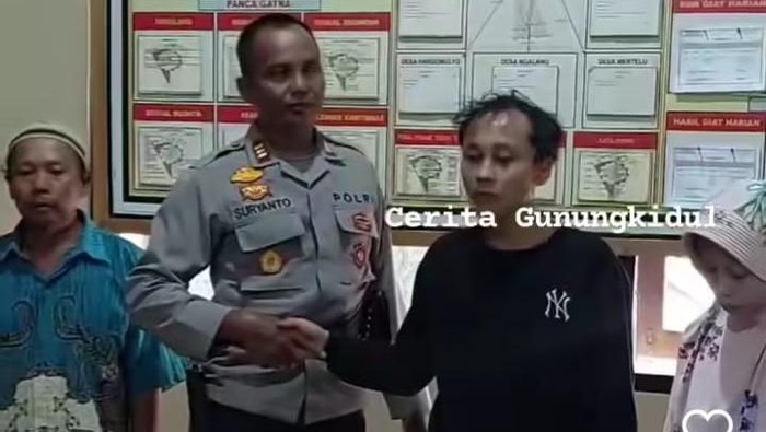 Pemuda yang membakar rumah orang tuanya menyampaikan permintaan maaf di Mapolsek Gedangsari, Gunungkidul, Rabu (31/7/2024).