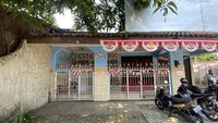 Terlihat pagar sekolah masih dalam kondisi digembok. Diketahui, Wensen School tidak beroperasi sejak kasus penganiayaan itu mencuat. (Devi/detikcom)