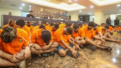 Penampakan Puluhan Tersangka Sabung Ayam Legok Stadium Bekasi