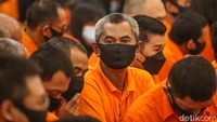 Para tersangka merupakan penyelenggara yang menyediakan arena, mengatur jadwal, dan jalannya pertandingan serta para pemilik ayam yang dijadikan sarana untuk berjudi.