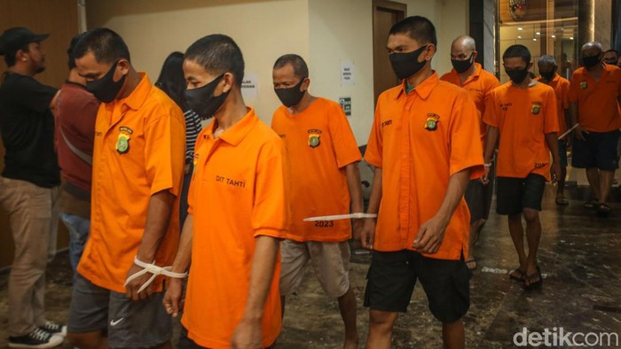 Penampakan Puluhan Tersangka Sabung Ayam βLegok Stadiumβ Bekasi Puluhan tersangka terkait sabung ayam di Bekasi mengikuti konferensi pers di Polda Metro Jaya, Rabu (31/7/2024).