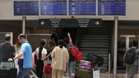Middle East Airlines (MEA) Lebanon mengatakan gangguan pada jadwalnya terkait dengan risiko asuransi. Serangan roket di Dataran Tinggi Golan pada Sabtu (27/7) telah menambah kekhawatiran bahwa Israel dan kelompok yang didukung Iran itu dapat terlibat dalam perang skala penuh. REUTERS/Mohamed Azakir