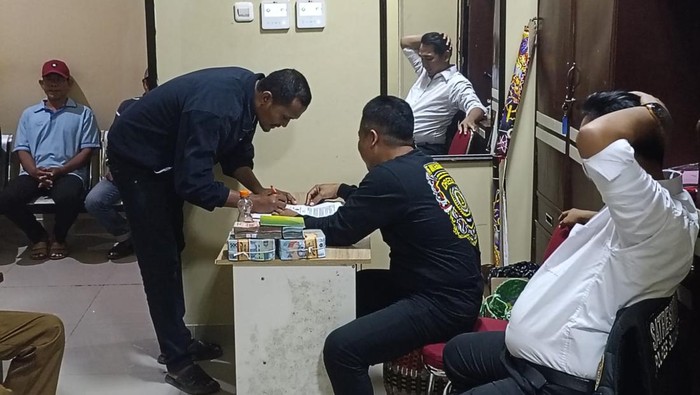 Pengembalian uang tabungan siswa SD di Sumenep yang digelapkan eks kasek.