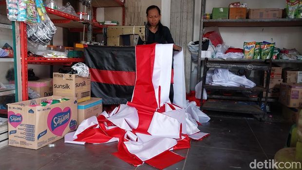 Penjahit bendera di Kota Malang mengaku mengalami penurunan pesanan