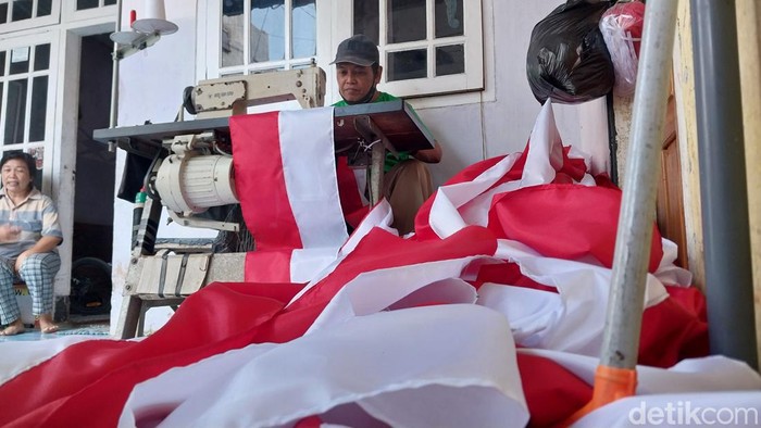 Penjahit bendera di Kota Malang mengaku mengalami penurunan pesanan