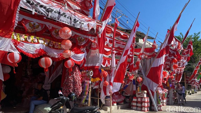 penjual bendera merah putih di jalan darmokali