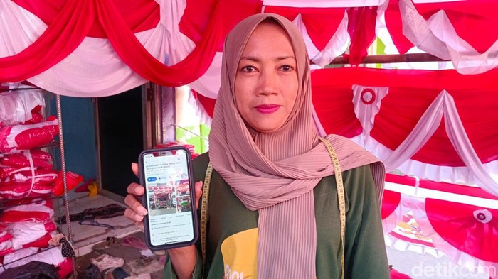 penjual bendera merah putih di jalan darmokali