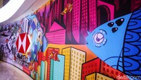 Mural dengan ukuran 3 x 10 meter ini dibuat dalam waktu dua minggu.