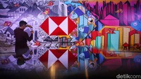 Mural ini menggambarkan perjalanan HSBC dari massa ke massa.