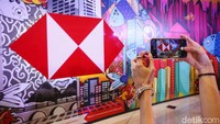 Mural ini menampilkan transisi warna hitam putih menjadi warna-warni, melambangkan transformasi layanan HSBC sebagai bank internasional yang konsisten mendukung ekonomi Indonesia dan selalu berevolusi seiring dengan perubahan zaman.