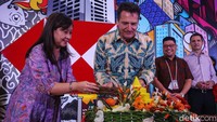 Presiden Direktur PT Bank HSBC Indonesia Francois de Maricourt memotong tumpeng untuk merayakan 140 tahun beroperasi HSBC di Indonesia.