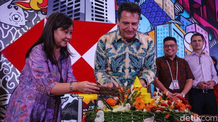 Perjalanan 140 Tahun HSBC dalam Mural Merayakan 140 tahun beroperasinya di Indonesia, HSBC Indonesia menggandeng senimal Arnis Muhammad untuk membuat mural. Kini mural itu terpampang di WTC Jakarta.