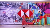Mural itu terpampang di kantor cabang HSBC Indonesia di World Trade Centre, Jakarta, Rabu (31/7/2024).
