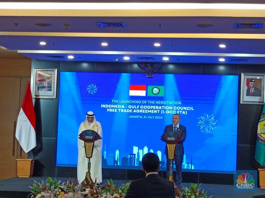 Menteri Perdagangan Zulkifli Hasan bersama Sekretaris Jenderal Gulf Cooperation Council (GCC) Jasem Mohamed AI Budaiwi menandatangani perjanjian kerja sama di Auditorium Kemendag, Jakarta Pusat, Rabu (31/7/2024). (CNBC Indonesia/Martyasari Rizky)