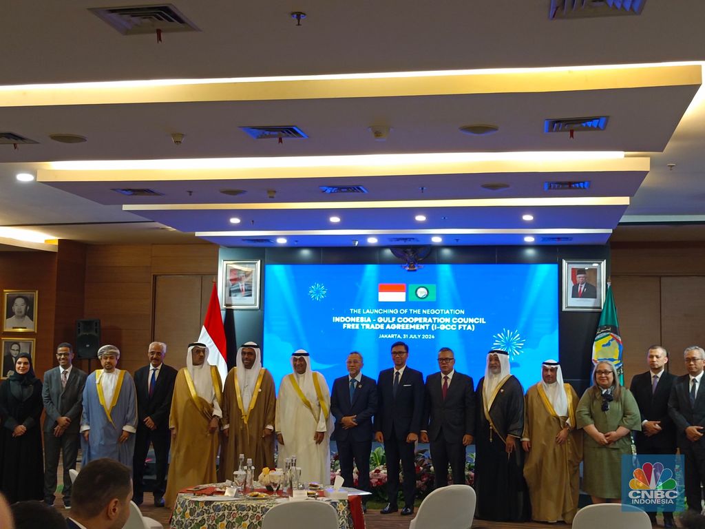 Menteri Perdagangan Zulkifli Hasan bersama Sekretaris Jenderal Gulf Cooperation Council (GCC) Jasem Mohamed AI Budaiwi menandatangani perjanjian kerja sama di Auditorium Kemendag, Jakarta Pusat, Rabu (31/7/2024). (CNBC Indonesia/Martyasari Rizky)