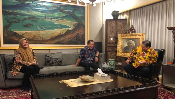Pertemuan Ketum Partai Golkar Airlangga Hartarto dengan Lalu Muhamad Iqbal dan Indah Dhamayanti Putri, Selasa (30/7/2024) malam di Jakarta. (Dok. Relawan Iqbal-Dinda)