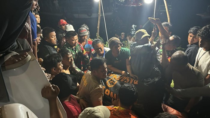 Petugas saat mengevakuasi korban. (Foto: Dok. Porles Tanah Karo)