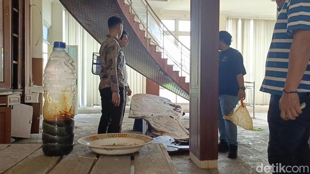 Polisi mendatangi rumah yang digunakan konten kreator untuk membuat video horor tanpa izin di Jalan Abdurrahman Saleh, Semarang, Rabu (31/7/2024).
