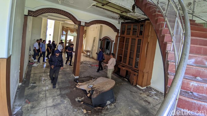 Polisi mendatangi rumah yang digunakan konten kreator untuk membuat video horor tanpa izin di Jalan Abdurrahman Saleh, Semarang, Rabu (31/7/2024).
