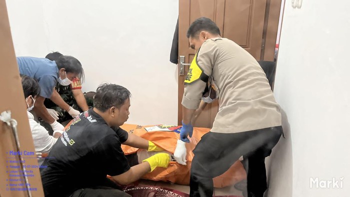 Polisi mengevakuasi jasad ASN Pemkab Minahasa Utara di rumah dinas.