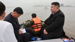 Potret Kim Jong Un Naik Perahu Tinjau Langsung Kondisi Banjir Korut