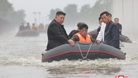 Pemimpin Korea Utara Kim Jong Un dan Perdana Menteri Kim Tok Hun mengunjungi daerah yang terkena banjir di dekat perbatasan dengan China, di Provinsi Pyongan Utara, Korea Utara, Jumat (31/7/2024).