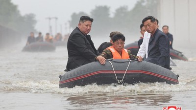 Potret Kim Jong Un Naik Perahu Tinjau Langsung Kondisi Banjir Korut
