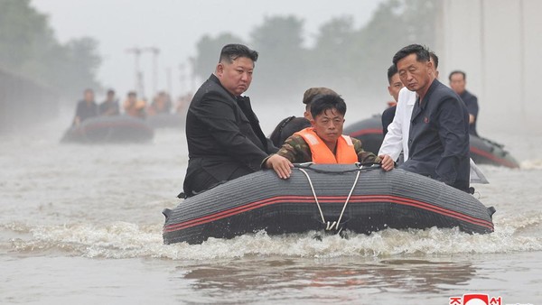Potret Kim Jong Un Naik Perahu Tinjau Langsung Kondisi Banjir Korut