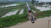 Pemimpin Korea Utara itu tiba di lokasi banjir setelah menempuh perjalanan dari Pyongyang menggunakan kereta.