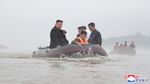 Potret Kim Jong Un Naik Perahu Tinjau Langsung Kondisi Banjir Korut