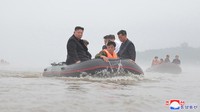 Kim Jong Un melakukan inspeksi terhadap area-area terdampak banjir.
