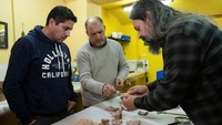 Tulang-tulang itu berasal dari mamalia pemakan tumbuhan berlapis baja besar bernama Neosclerocalyptus, bagian dari kelompok yang disebut glyptodont yang menghuni Amerika selama lebih dari 30 juta tahun sebelum punah pada akhir Zaman Es sekitar 10.000 tahun yang lalu. Para peneliti mengatakan tanda-tanda pemotongan pada tulang-tulang itu tampaknya dibuat oleh orang-orang yang menggunakan peralatan batu. Itu merupakan bukti kuat untuk keberadaan spesies kita, Homo sapiens, meskipun tidak ada fosil manusia yang ditemukan di lokasi itu.