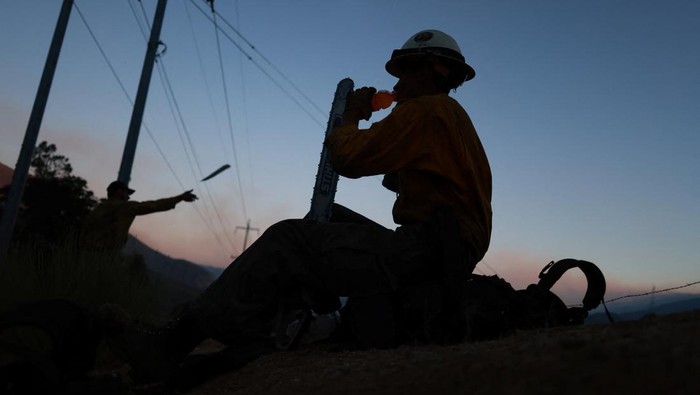 Potret Perjuangan Petugas Padamkan Kebakaran Dahsyat di Hutan California Klamath Hotshots finish their shift as the Borel Fire grows near Lake Isabella, California, U.S. July 29, 2024. REUTERS/David Swanson