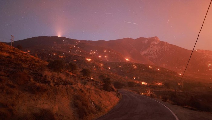 Klamath Hotshots finish their shift as the Borel Fire grows near Lake Isabella, California, U.S. July 29, 2024. REUTERS/David Swanson