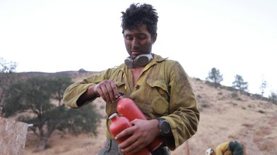 Potret Perjuangan Petugas Padamkan Kebakaran Dahsyat di Hutan California